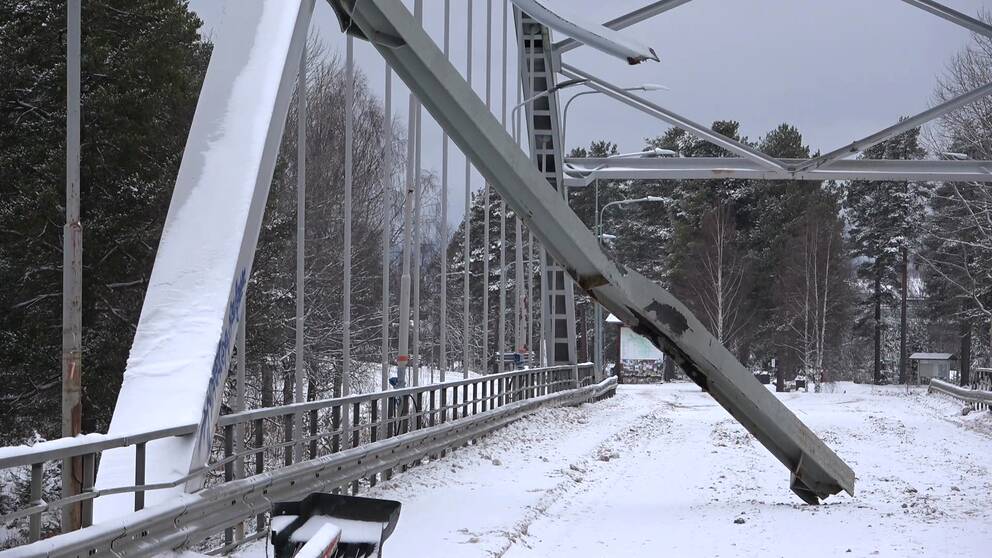 En stålbalk föll ner över bron när kranbilen körde in i bron på E45 över Ljusnan i Sveg. På bilden ser man bron och en stålbalk som fallet ner mot vägbanan.