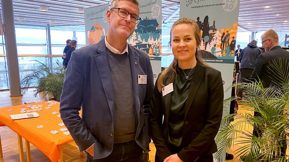 Erik Lövgren (S), kommunstyrelsens ordförande i Ånge och Sigrid Nord, projektledare på RES Renewable.
