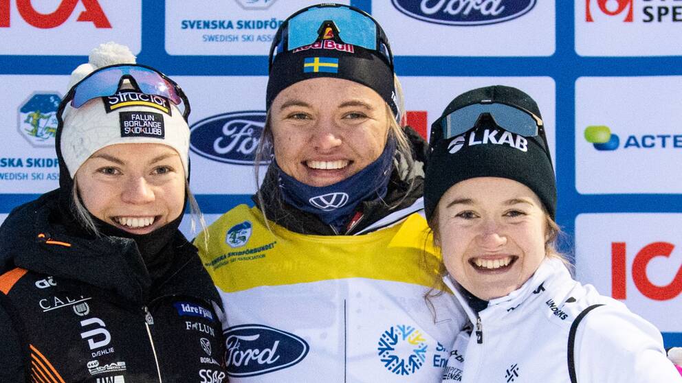 Moa Hansson, Falun Borlänge SK, Linn Svahn, Östersunds SK, och Lisa Ingesson, Piteå Elit SK, under prisutdelningen efter damernas sprint i Ford Smart Energy Cup den 9 december 2022 i Idre.