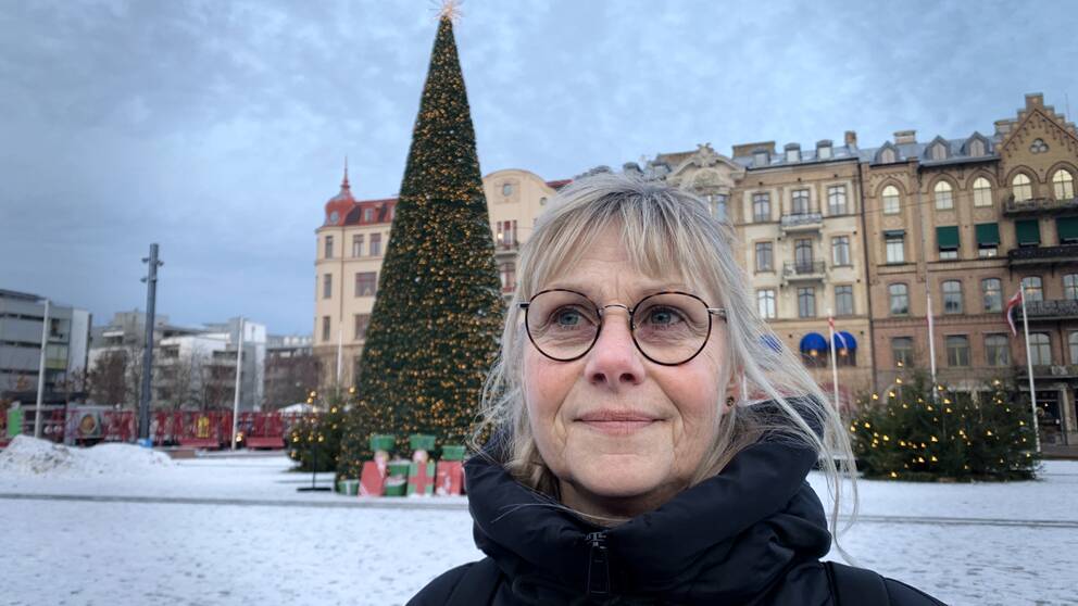 På Sundstorget i Helsingborg står granen som Svenska kyrkan samlar in pengar med, för att hjälpa ekonomiskt utsatta. Diakonen Carina Sandman Andersson berättar i videon om tuffa möten.
