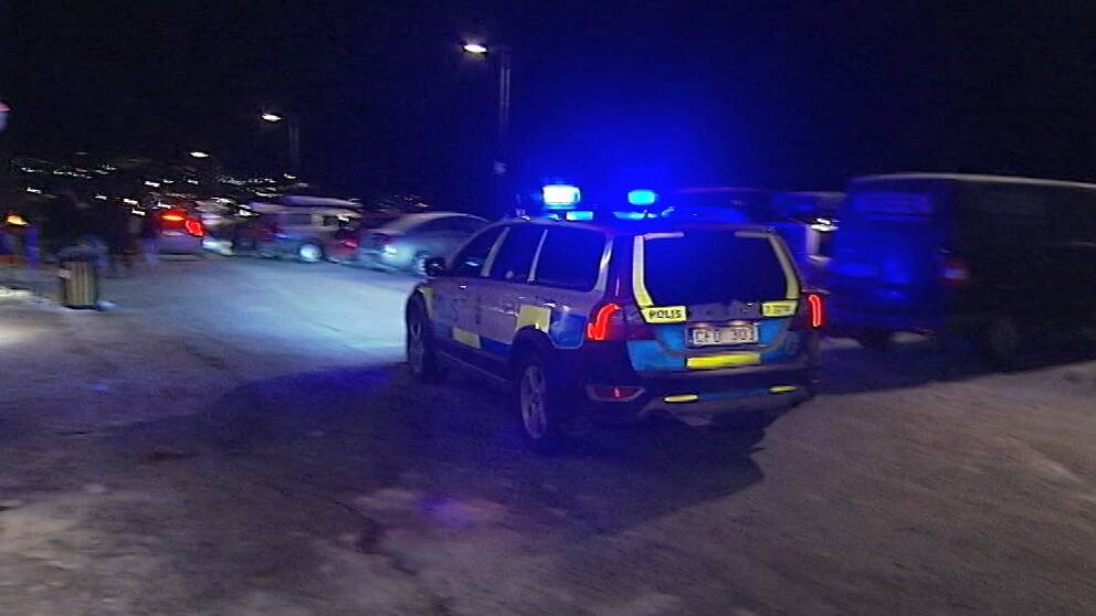 Polisen utreder nu både rån och människorov i Åre. På bilden syns en polisbil med blåljus i Åre. Nattbild.