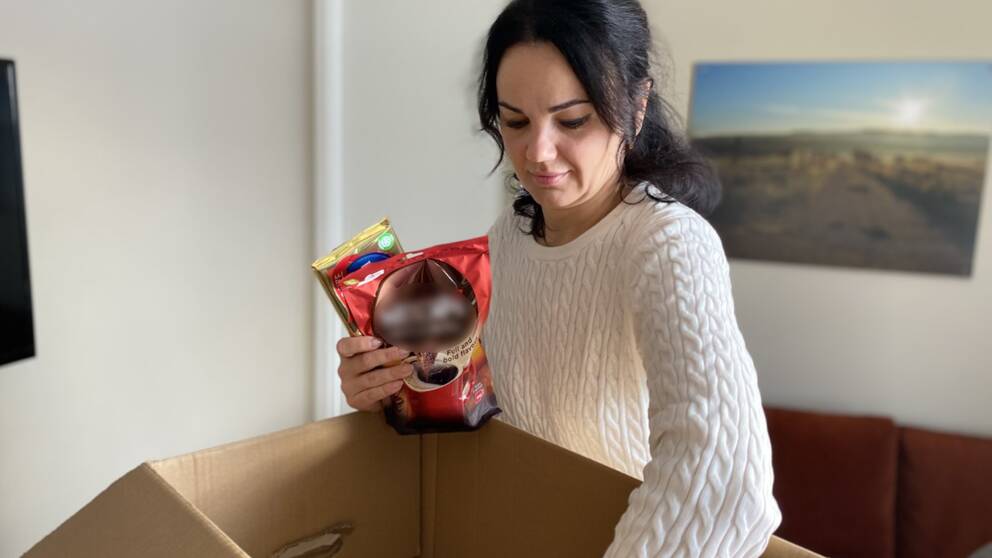 Lena Rohovenko packar bland annat ner svenskt godis och kaffe i sin julkartong.
