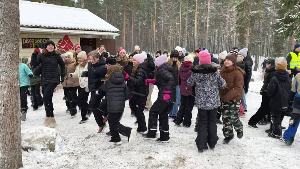 skolbarn dansar på en skolgård