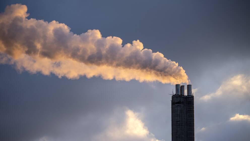 Vit rök från skorstenen på Heleneholmsverket i Malmö i decemberkylan 2022 under energikrisen med rekordhöga elpriser. Heleneholmsverket i Malmö kan producera 300 MW fjärrvärme och 95 MW el från naturgas/biogas. Arkivbild