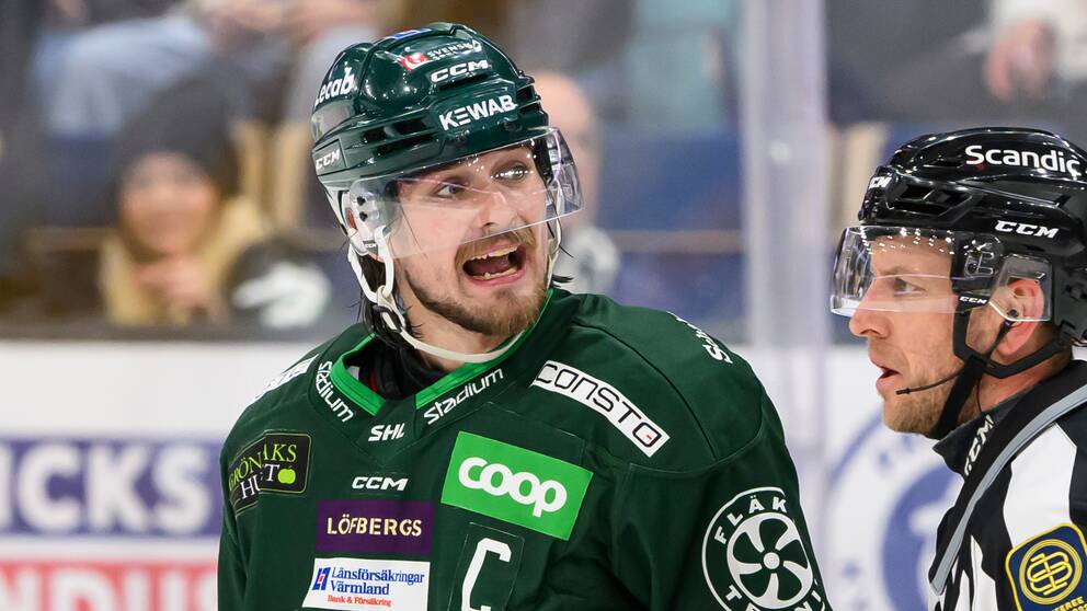 Färjestads Linus Johansson #59 som nu stängs av efter en kastad klubba som träffade en linjedomare under lördagens ishockeymatch i SHL mellan Färjestad BK och Frölunda HC i Löfbergs Arena.