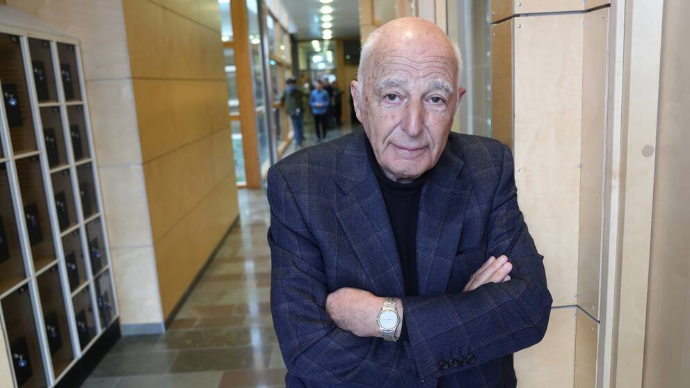 Advokat Leif Silbersky står i korridoren i en tingsrätt.