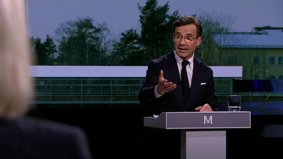 M-ledaren Ulf Kristersson i SVT:s Agenda. I förgrunden: Socialdemokraternas partiledare Magdalena Andersson.