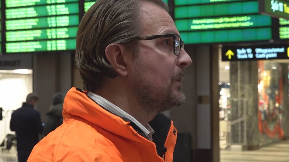Joakim Sundh, MTR:s vd står vänd i profil i företagets oranga jacka.
