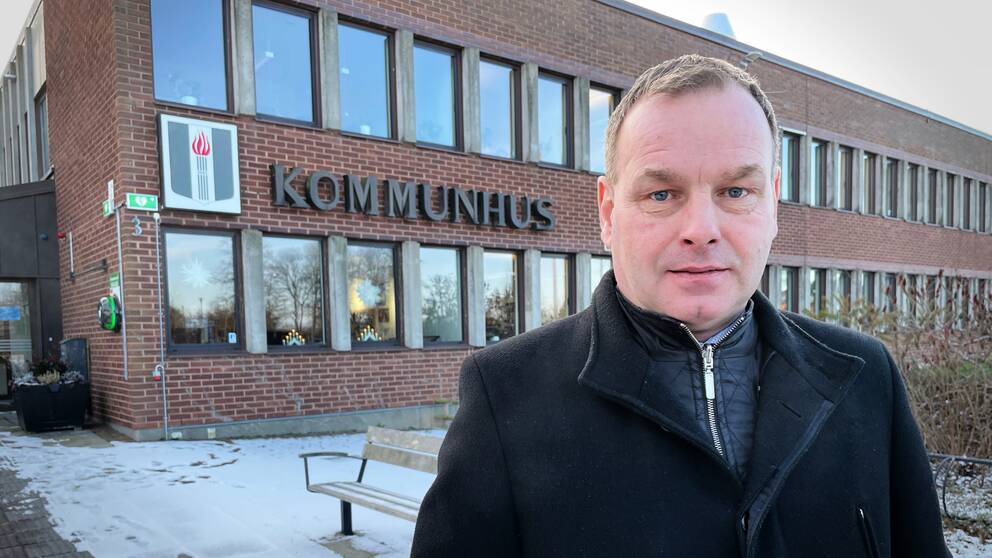 Mikael Henrysson (SD) kommunalråd i Bjuv står framför kommunhuset.