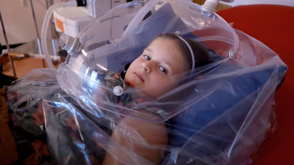 En bild på ett barn i en luftkammare på Akademiska sjukhuset.