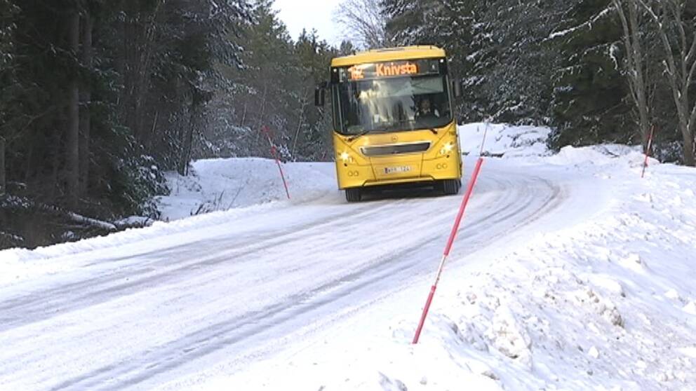 Gul regionbuss på vinterväg.