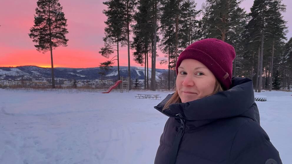 Anniqe Adamsson vid en röd solnedgång över berget i Sollefteå