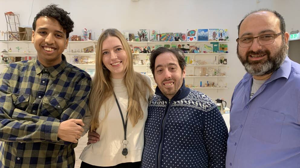 På Malmö Konsthall visas nu verk av konstnärer med funktionsnedsättning. Från vänster Maxmud Warsame Haji, deltagre, Lucy Smalley, projektledare samt Balint Marton och Ali Reza Rafigh, båda deltagare i projekt Lyssna.