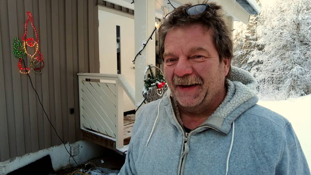 Glad norrman framför ett hus