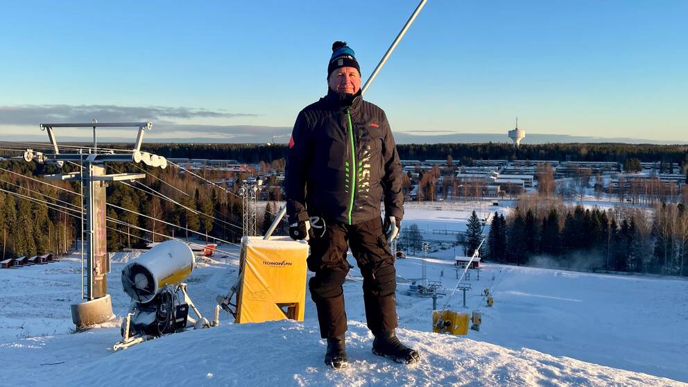 Man på toppen av slalombacken Bräntberget i Umeå sol och blå himmel