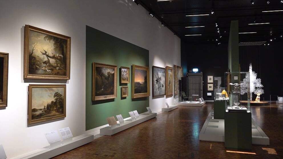Det blir ingen ny utställning på Nationalmuseum Jamtli nästa år, när pengar ska sparas. På bilden ser man en utställningslokal med tavlor på väggarna.