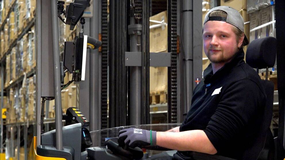 Bild på en ung man med keps som sitter i en truck. Mannen heter Linus Lind och är en av många unga i Hallands som var arbetslösa under pandemin i klippet berättar han om hur han fick jobb.
