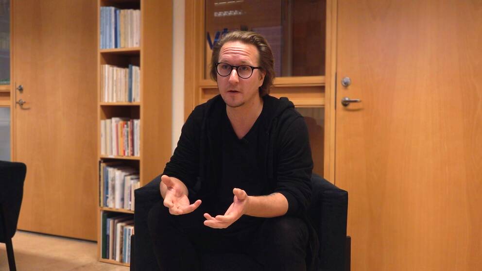 SVT:s reporter Henrik Friberg
