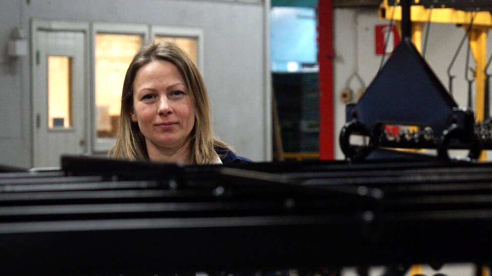 Kvinna i industrilokal