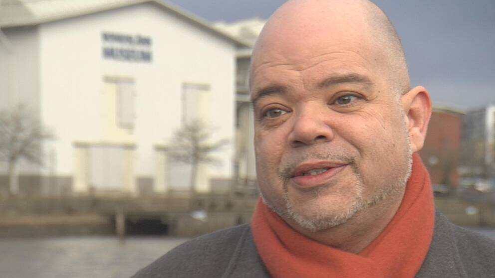 Bild på en man med skägg som står framför ett hus i bakgrunden. Mannen heter Said Osman och är integrationsstrateg i Uddevalla kommun. Han tycker att vi måste ha beredskap efter den osäkerhet som råder i Europa.