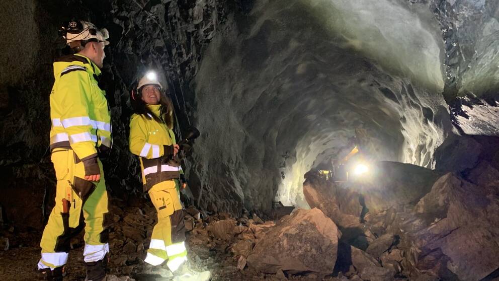 Projektingenjören för sprängningarna av Varbergstunneln Kim Burö och hans kollega Virvla Janehag betraktar platsen där tunnelns två ändar möts efter att de sista metrarna berg sprängts bort.