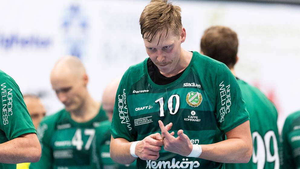 Christoffer Brännberger fick blått kort efter att ha delat ut en armbågstackling mot Oskar Hedvall, Hallby.