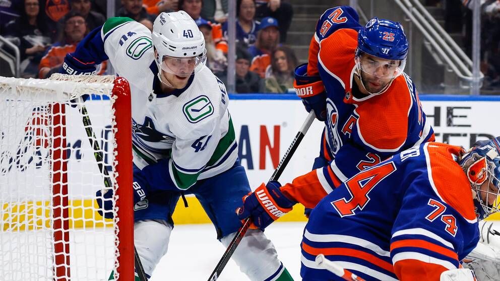 Elias Pettersson, i vitt, har gjort sju poäng på två matcher.