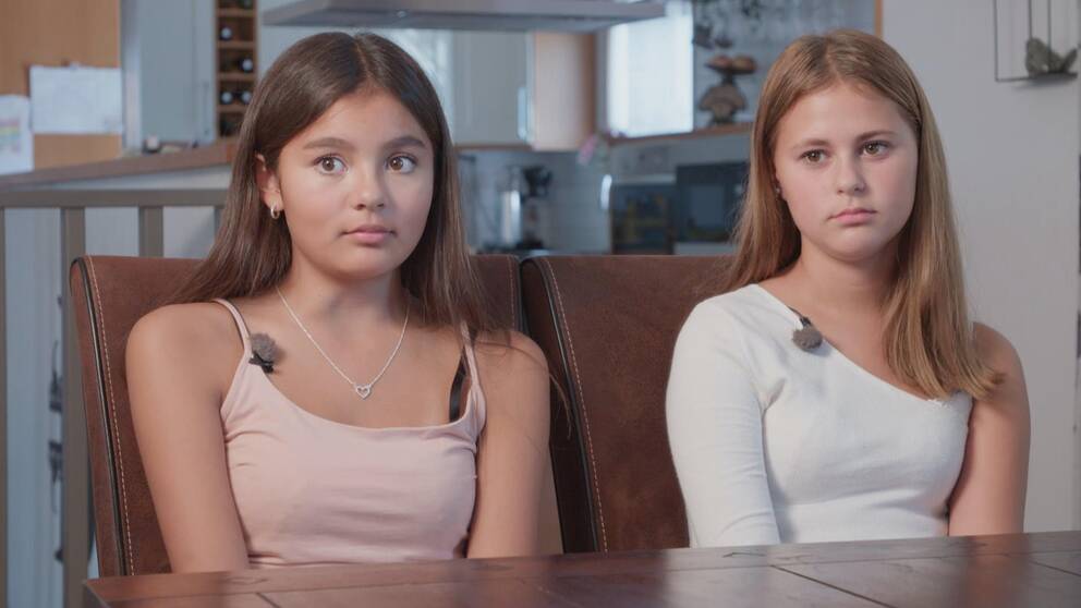 Hilma och Linn från Skurup sitter bredvid varandra och pratar om när de var på Emporia när skottlossningen inträffade.