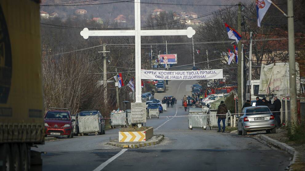Serbiska demonstranter står vid barrikaden vid byn Rudare, nära den norra, serbdominerade delen av den etniskt uppdelade staden Mitrovica i Kosovo på torsdagen.