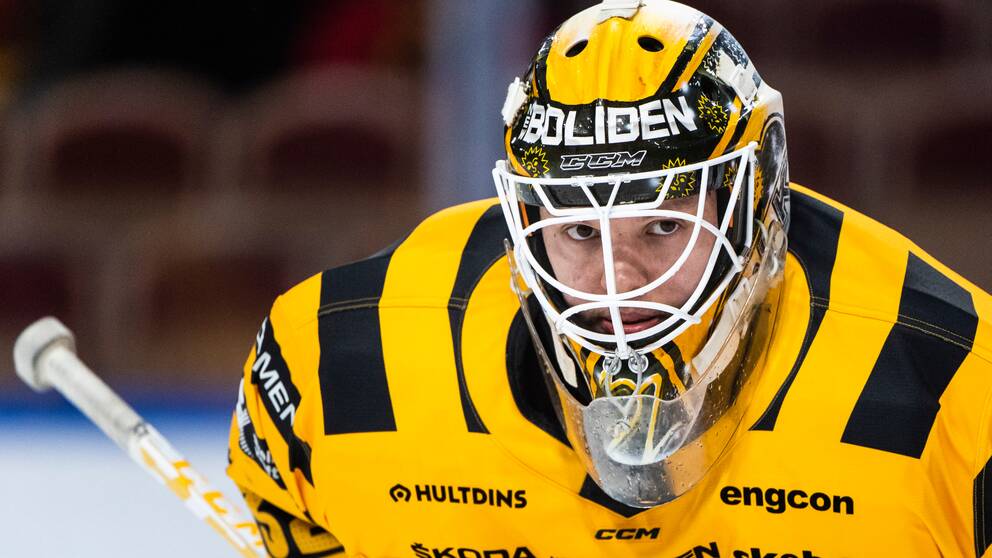 Skellefteås målvakt Linus Söderström inför ishockeymatchen i SHL mellan Luleå och Skellefteå den 30 december 2022 i Luleå.