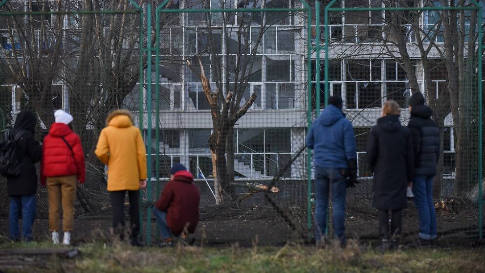 Förbipasserande bevittnar förödelsen efter en av Rysslands attacker på nyårsafton.