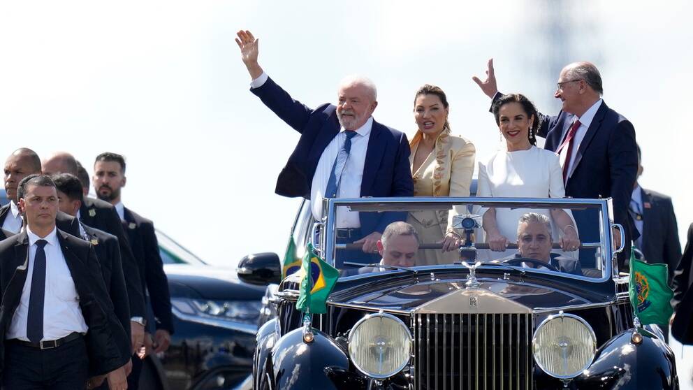 Luiz Inacio Lula da Silva (t.v i bilen) på väg till ceremonin under nyårsdagen.