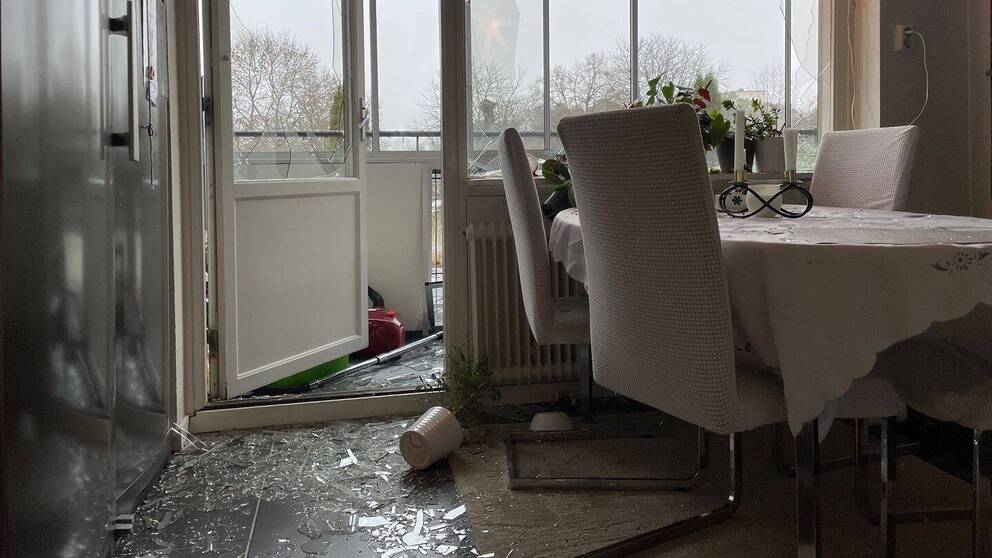 Krossat glas på golvet framför en balkong, i ett kök.