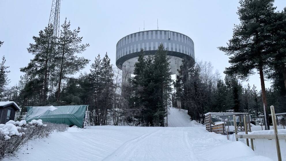 Vattentornet i Munksund utanför Piteå riskerar att helt tömmas på vatten på grund av en stor vattenläcka.