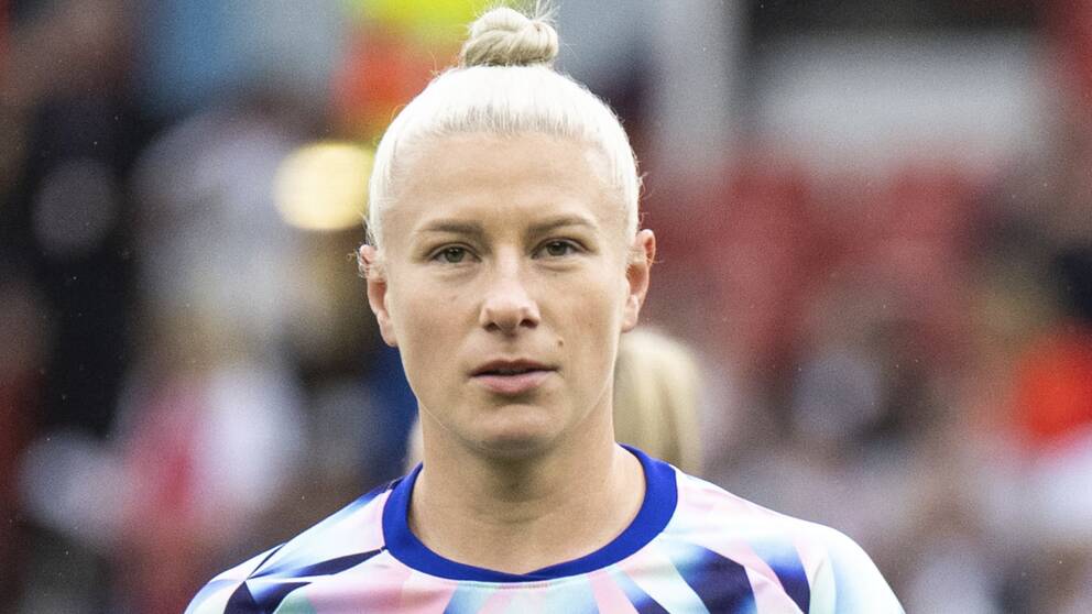Bethany England slår brittiskt transferrekord.