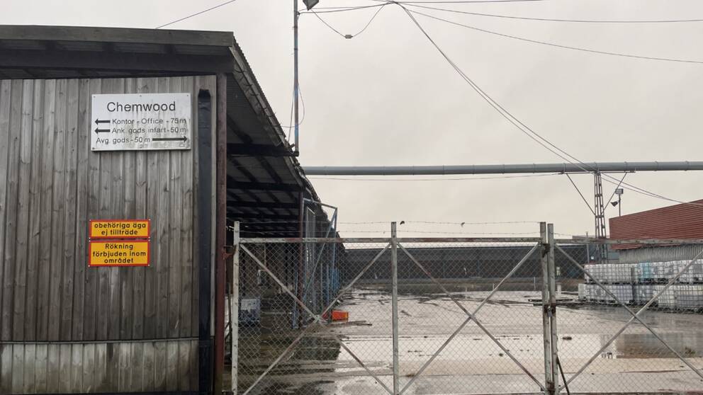 Det är oklart vem som ska sanera den förorenade industrifastigheten i Alvesta. Juridiskt sett är den herrelös efter bolagets konkurs.