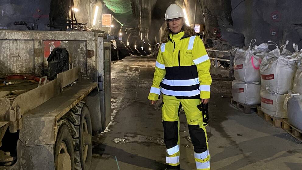 SVT:s reporter Pia Heick står i tunneln mellan Anneberg i Danderyd och Skanstull i Stockholm – i tunneln byggs just nu en ny ”motorvägen för el” som ska säkra Stockholms elförsörjning i framtiden.