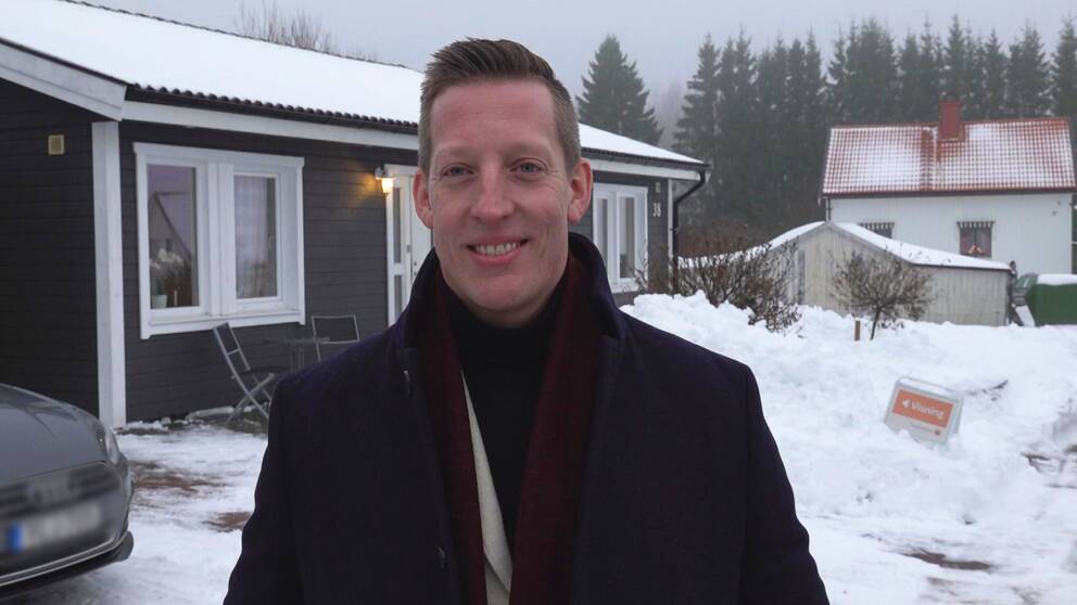 Mäklaren Thobias Green framför ett hus som är till salu och där det hålls visning.