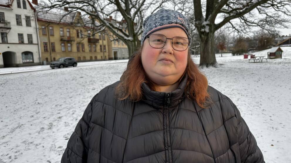 Bild på kvinna med mössa och svart jacka som står ute i snön. Kvinnan heter Charlotte Öberg och var en av personerna i pilotstudien där MS-medicin hjälpte personer med schizofreni.