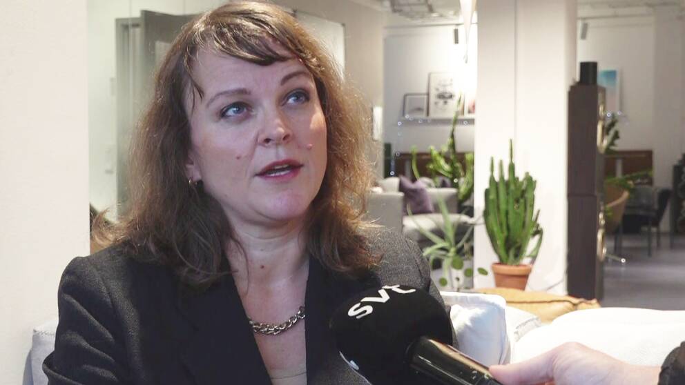 En kvinna med mörkt hår.
