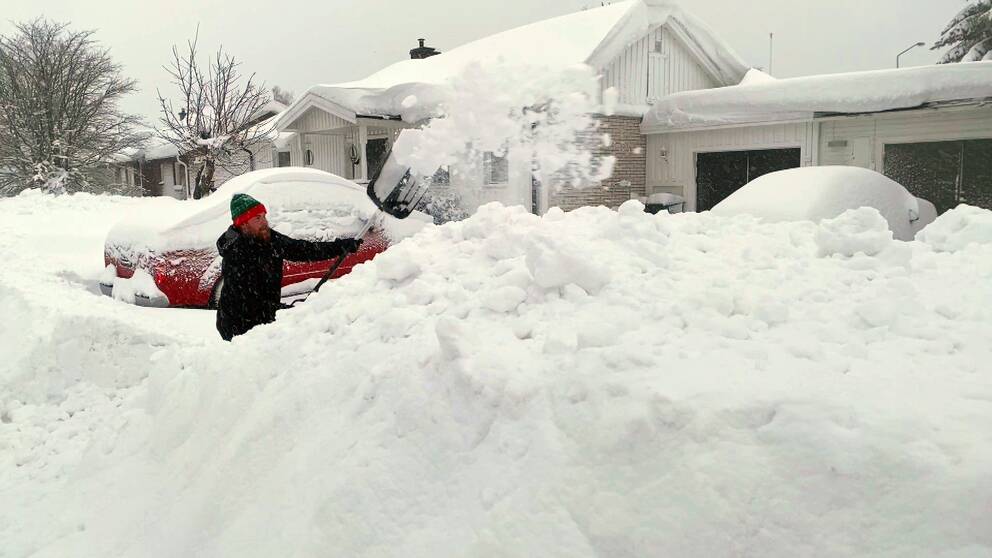 Man skottar snö