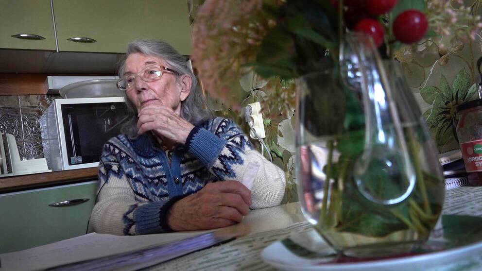 Ingeborg Spohn, 98, sitter vid sitt köksbord hemma. För två år sedan lurades hon av juristen på Jurista, Solheil Naderi, att testamentera sin förmögenhet till honom.