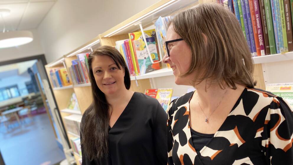 Alexandra Brandt och Emelie Lungdahl på Ängelsholms bibiliotek.