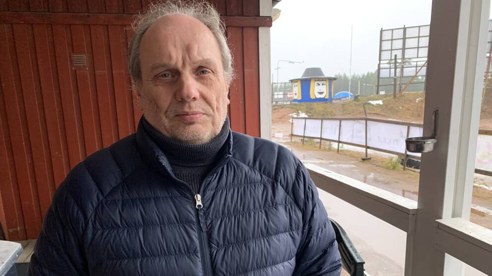 Sportchefen Roger Uppgård i Masarna står vid sidan av banan