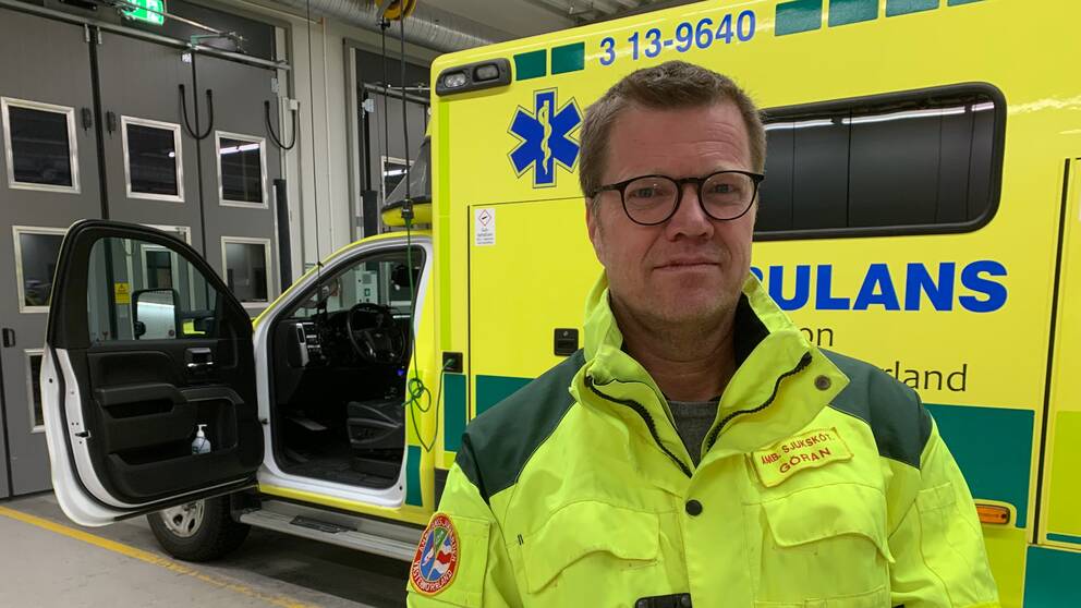 Ambulanssjuksköterskan Göran Westman står framför sin gula ambulans.
