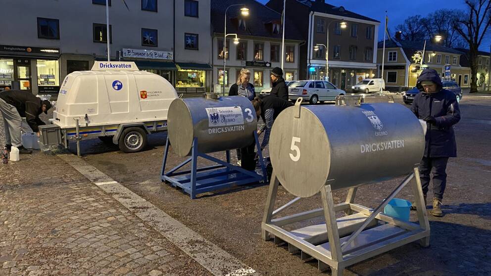 Männsikor hämtar dricksvatten ur vattentankar med anledning av vattenläckan i Askersund