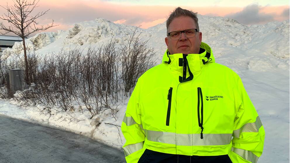 Jonas Nordin står framför en stor snöhög.