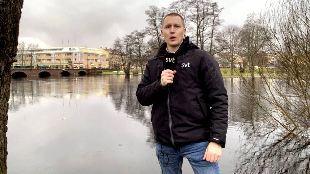 SVTs reporter Johannes Tolf på plats i centrala Värnamo där vattnet i Lagan stiger. Johannes står vid Lagans strand.