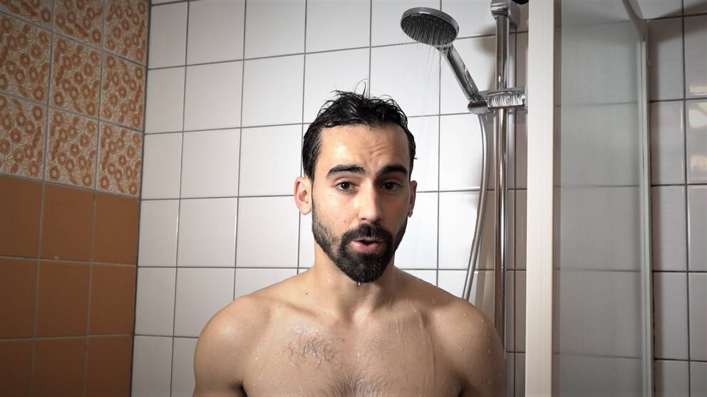 Reportern Alberto Lozano står och duschar på gymmet