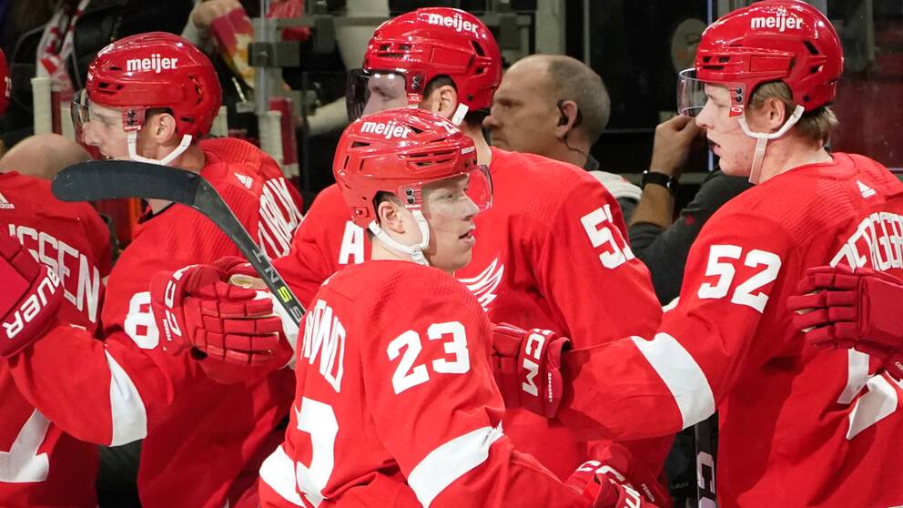 Lucas Raymond (23) visar finfin form i Detroit Red Wings